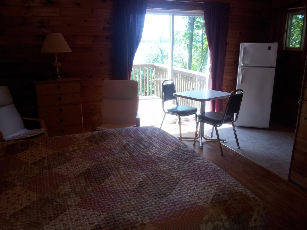 Red Lodge Resort Little Current Chambre photo